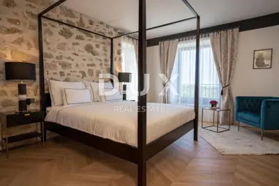 Hotel 758 m², Buje - restaurant, pool and sea view - 11
