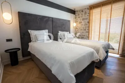 Hotel 758 m², Buje - restaurant, pool and sea view - 19