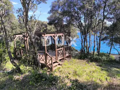 ISTRA, PERUŠKI - Zemljište 2. red do mora s kamp kućicom, solarne, vod