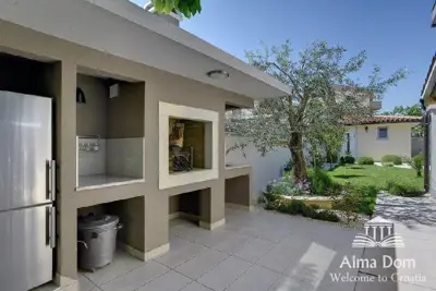 Kuća 270 m², Medulin - bazen i uređena okućnica - 10