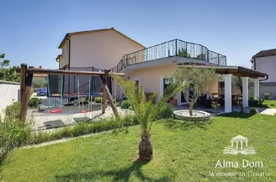 Kuća 270 m², Medulin - bazen i uređena okućnica