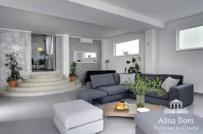 Kuća 270 m², Medulin - bazen i uređena okućnica - 13