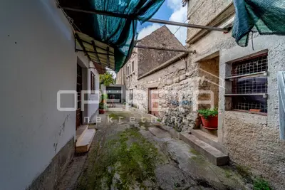 Kamene kuće, Smokvica na Korčuli, mirna ulica i vinogradi - 6
