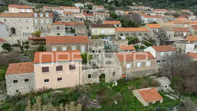Kamene kuće, Smokvica na Korčuli, mirna ulica i vinogradi - 11