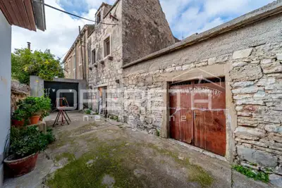 Kamene kuće, Smokvica na Korčuli, mirna ulica i vinogradi - 2
