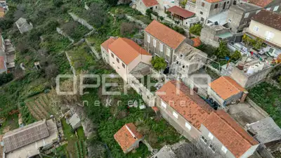 Steinhäuser, Smokvica na Korčuli, ruhige Straße und Weinberge