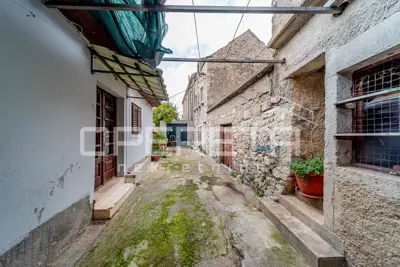 Kamene kuće, Smokvica na Korčuli, mirna ulica i vinogradi - 17