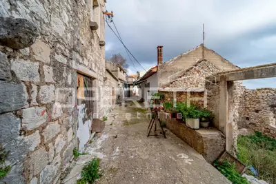 Kamene kuće, Smokvica na Korčuli, mirna ulica i vinogradi - 16