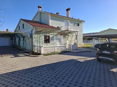 Velika kuća sa bazenom u Labinu