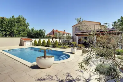 Kuća 300 m², Medulin - 500 m od mora - 2