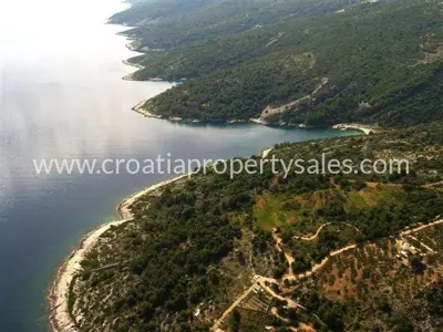 Agricultural land 30,500 m², Brač - first row to the sea