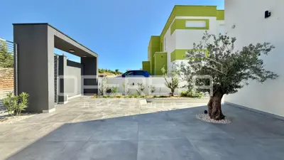 Vila s panoramskim pogledom na more i Velebit, 275 m² - 15