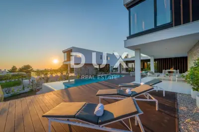 Villa 300 m², Primošten - Infinity-Pool und Meerblick