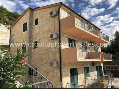 Steinhaus mit Apartments, Omiš, 891 m² und 200 m bis zum Strand
