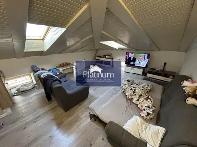 Gebäude 300 m², Pula Centar - drei Wohnungen und Garage - 2