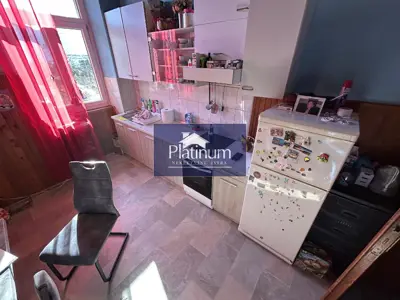 Gebäude 300 m², Pula Centar - drei Wohnungen und Garage - 9