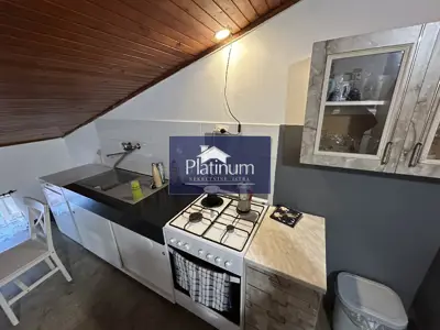Gebäude 300 m², Pula Centar - drei Wohnungen und Garage