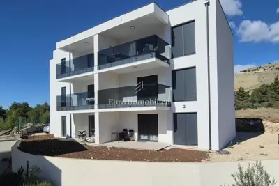Dvosoban apartman s vrtom i parkirnim mjestom