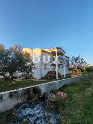 Haus 278 m², Vrsi - 3 Apartments und Hof mit Olivenbäumen