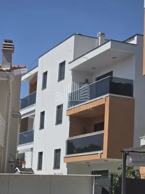 Mediteranski luksuz u Brodarici | Potpuno namješten stan uz more, 67 m² - 2