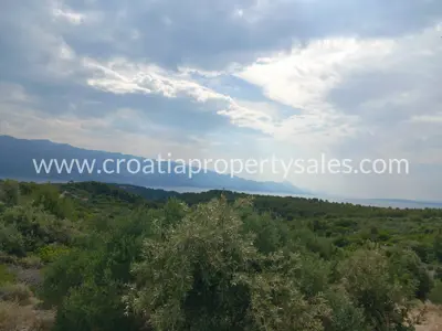 Poljoprivredno zemljište 13.000 m², Otok Brač - blaga padina