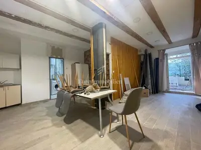 Kuća 162 m², Novalja centar - tri etaže i dvorište