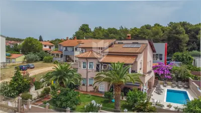 Pula, imposantes Haus mit Pool und Meerblick