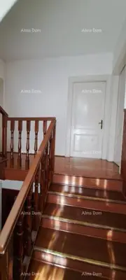 Kuća 300 m², Vodnjan - 4 sobe, garaža i dvorište - 10