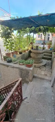 Kuća 300 m², Vodnjan - 4 sobe, garaža i dvorište - 2