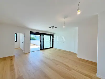 Stan 69 m², Privlaka - 2 spavaće sobe, vrt i lođa - 6