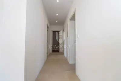 Penthouse 114 m², Štinjan - velika terasa i jacuzzi - 12