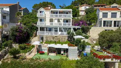 Kuća 281 m², Vela Luka uz more, 6 apartmana i pogled na more