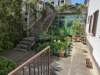 Zelenjak, trosoban stan površine 100 m² u kući, parking - 9