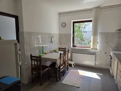 Zelenjak, trosoban stan površine 100 m² u kući, parking - 6