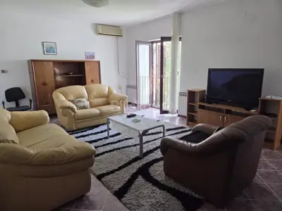 Zelenjak, trosoban stan površine 100 m² u kući, parking - 2