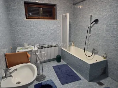 Zelenjak, trosoban stan površine 100 m² u kući, parking - 7