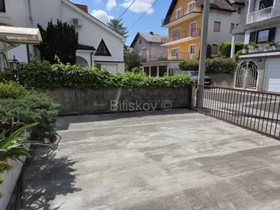Zelenjak, trosoban stan površine 100 m² u kući, parking - 10