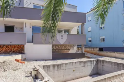 House 260 m², Rovinj - pool and parking spaces - 10