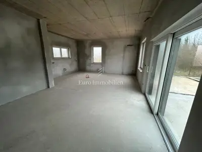 Kuća 150 m², Nedešćina - bazen i 3 spavaće sobe - 2