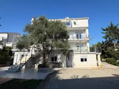 House 220 m², Novalja - 10 parking spaces and yard
