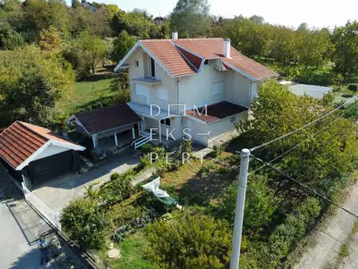 Brckovljani, Obiteljska kuća u mirnom okruženju - 267 m²