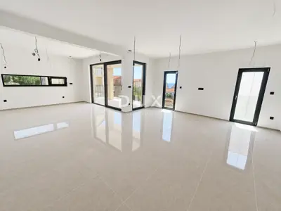 Rogoznica, Zečevo, 4-Zimmer-Wohnung, 125,70 m², 100 m vom Meer