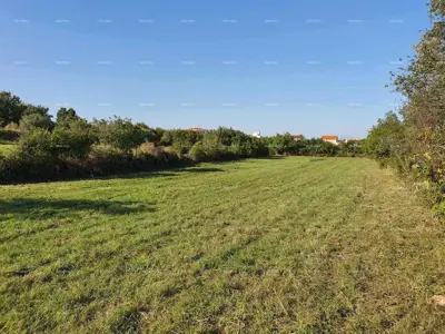 Građevinska parcela 7 664 m², Krnica - mirna lokacija