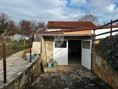 Poreč - legalizirana kuća na velikom poljoprivrednom zemljištu - 6