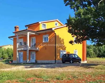 Labin - obiteljska kuća s prostranom okućnicom