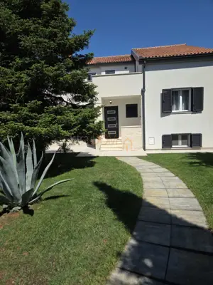 Kuća 230 m², Štinjan - bazen i 3 terase - 2