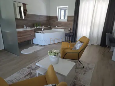 Kuća 230 m², Štinjan - bazen i 3 terase - 11