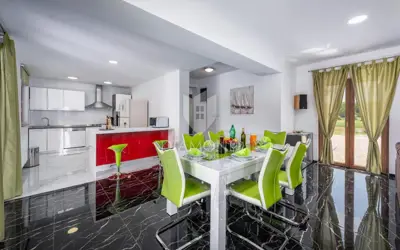 Kuća 280 m², Brajkovići - bazen i velika parcela - 9