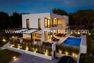Vila 250 m², Šibenik - luksuzno uređena i novoizgrađena