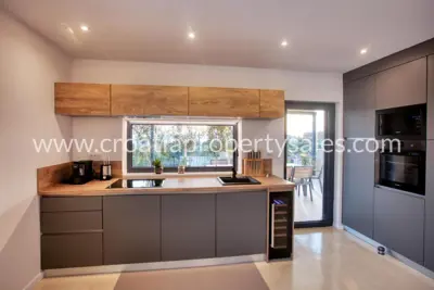 Villa 250 m², Šibenik - luxuriös eingerichtet und neu erbaut - 7
